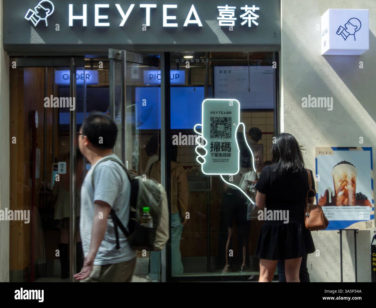 Hong Kong, Cina. 23 marzo 2025. Un uomo passa davanti al negozio HEYTEA nel K11 Art Mall. HEYTEA, una famosa marca di tè cinese, ha aperto il suo primo negozio a Hong Kong nel 2018. Conosciuto per il suo caratteristico tè al formaggio, è diventato rapidamente una destinazione popolare per i turisti. (Foto di Pongmanat Tasiri/SOPA Images/Sipa USA) credito: SIPA USA/Alamy Live News Foto Stock