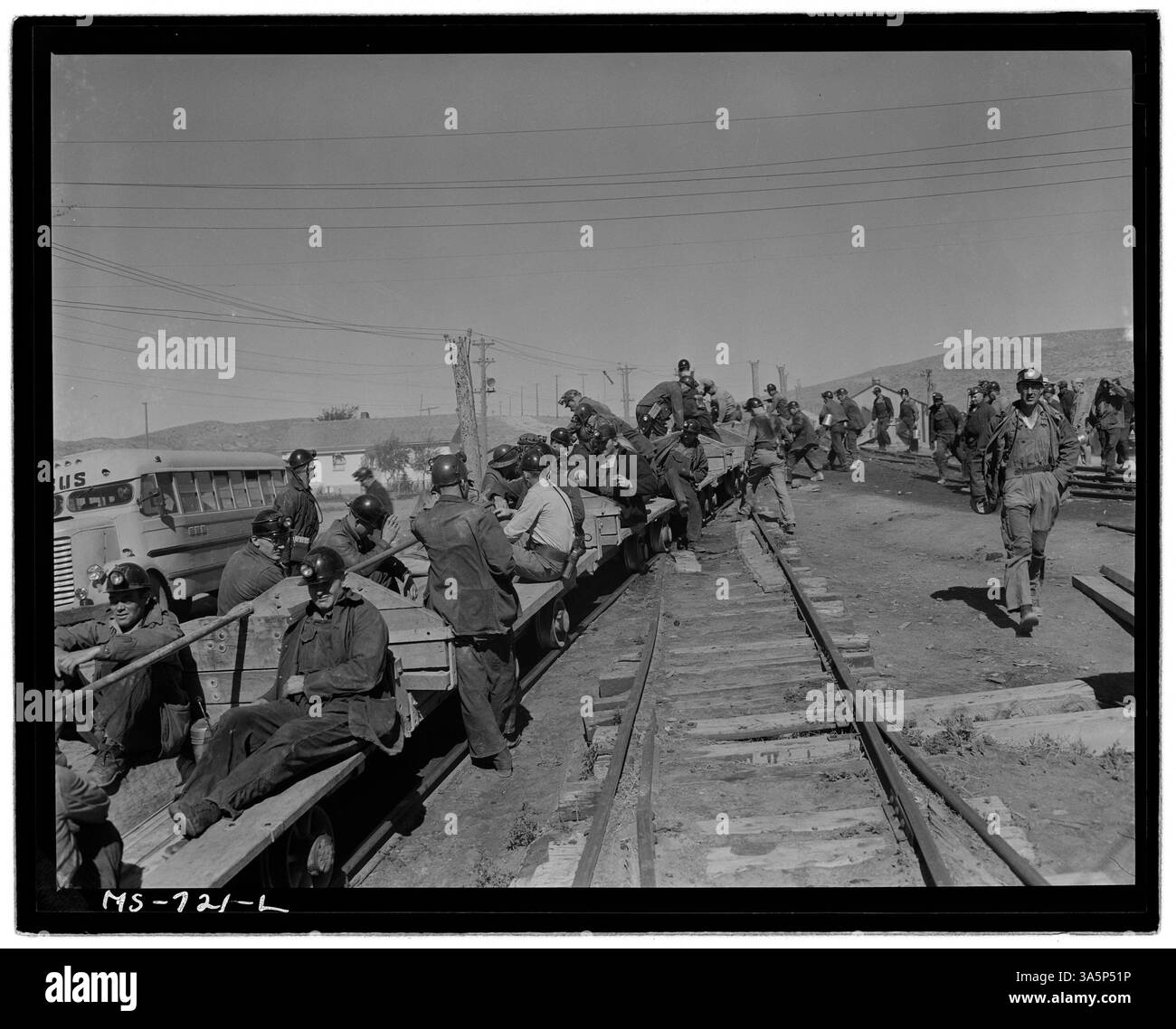 I minatori della Reliance Mine della Union Pacific Coal Company nella contea di Sweetwater, Wyoming, salgono a bordo di una navetta per iniziare il loro turno pomeridiano sotterraneo, una parte cruciale delle operazioni minerarie. Foto Stock