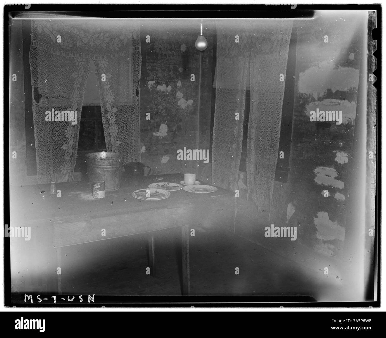 All'interno della casa di un minatore a Weeksbury, Floyd County, Kentucky, che mostra le condizioni di vita dei minatori della zona. Questa immagine mette in evidenza il semplice ambiente domestico tipico delle comunità minerarie del carbone. Foto Stock