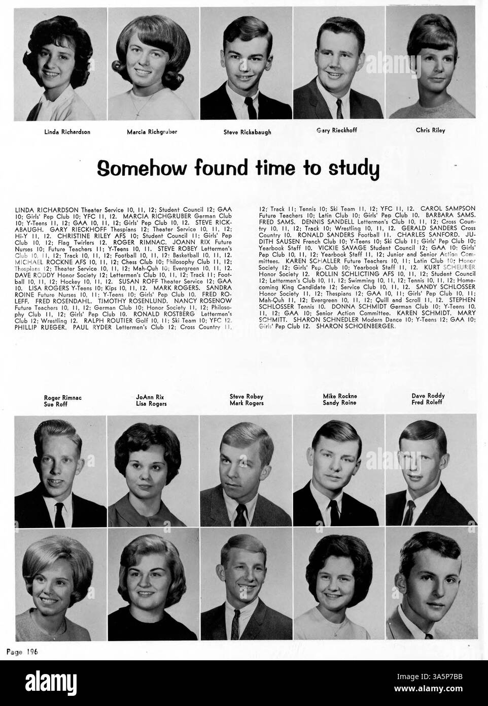 Questo annuario offre una panoramica completa dell'anno accademico 1964-1965 della Bloomington High School, documentando il coinvolgimento di studenti e insegnanti in vari club scolastici, sport e altri eventi importanti. Foto Stock