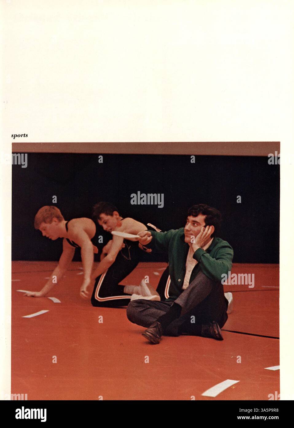 L'annuario "Echowan" del 1968 è un record storico dell'anno accademico 1967-1968 alla St. Louis Park High School, documentando la partecipazione di studenti e insegnanti a sport, club ed eventi scolastici. Foto Stock