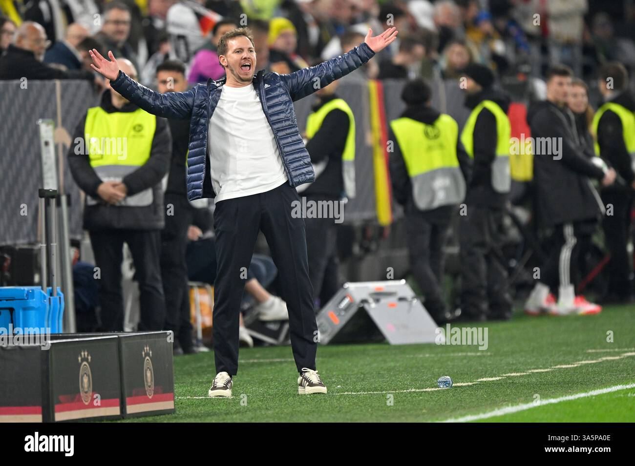 Dortmund, Germania. 23 marzo 2025. Julian Nagelsamann, allenatore della Germania, reagisce durante la partita di calcio di 2a tappa della UEFA Nations League tra Germania e Italia a Dortmund, in Germania, 23 marzo 2025. Crediti: Ulrich Hufnagel/Xinhua/Alamy Live News Foto Stock