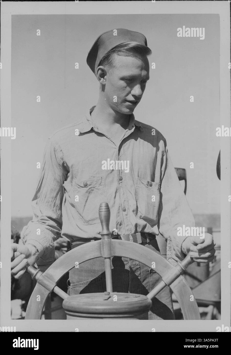 Walter John Bingham servì come quartermaster, terza classe, sulla USS Natoma Bay, una scorta di portaerei durante la seconda guerra mondiale. Questa fotografia cattura il suo ruolo nell'esercito durante la guerra. Foto Stock