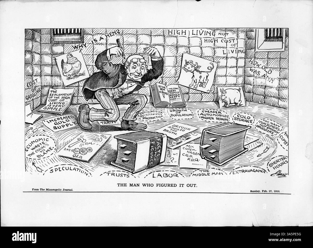 Un uomo accovacciato con una matita, camminando davanti a numerosi libri, disegni di animali e carte etichettate. I temi chiave includono argomenti come sprechi economici, lavoro e trust, che si riflettono nelle etichette sui giornali. Foto Stock