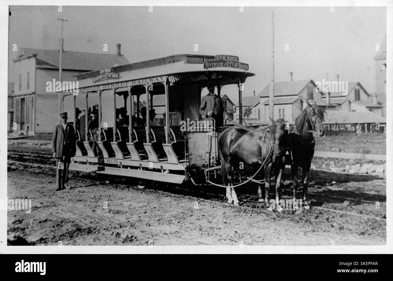 Questa immagine storica mostra un tram trainato da cavalli che opera su strade non asfaltate a Minneapolis, con piste che vanno dalla 6th Ave N alla 27th Ave S.. Foto Stock
