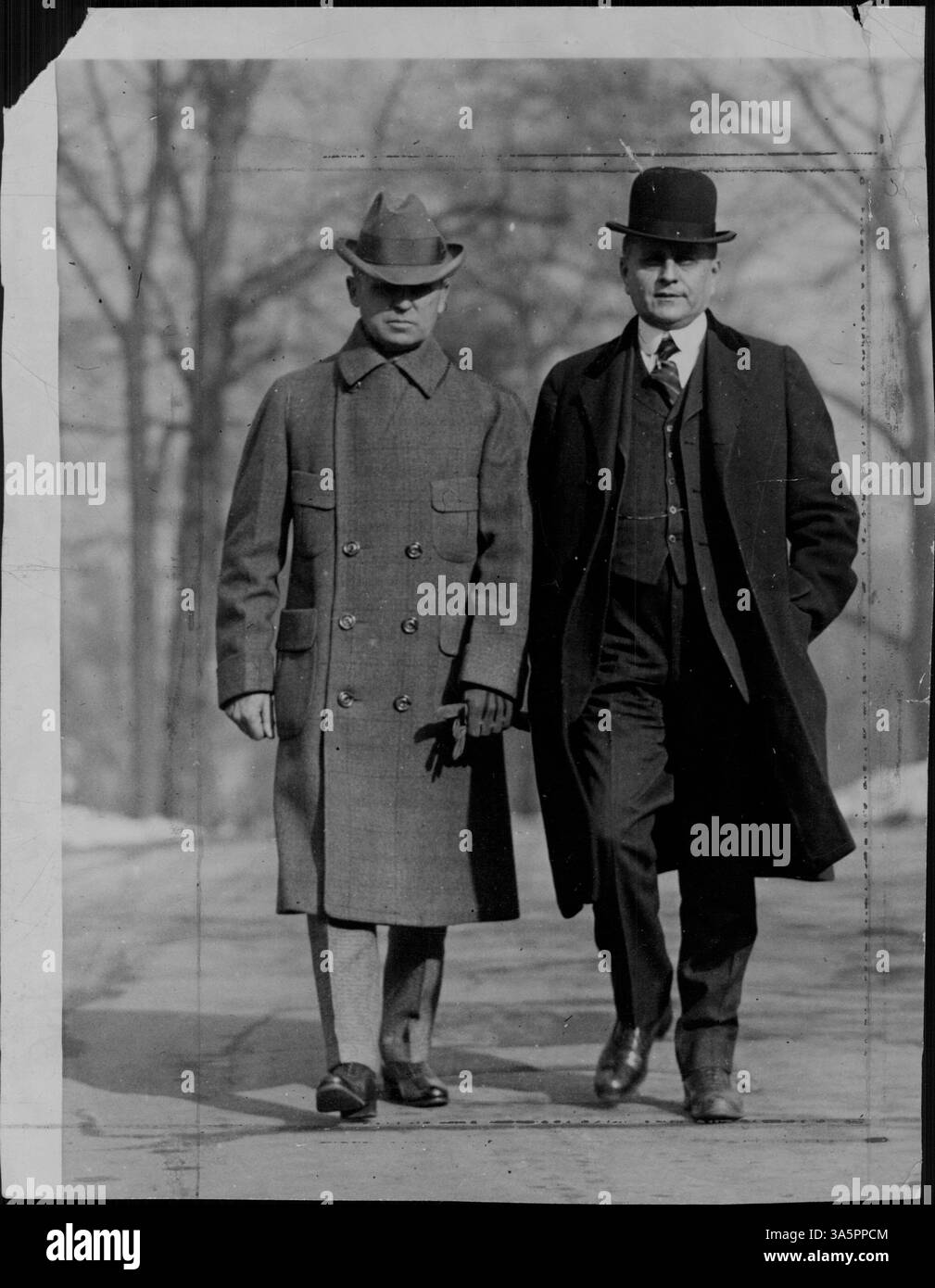 Una fotografia di Quamme, presidente della Federal Land Bank di St. Paul, che cammina con il governatore Lowden dell'Illinois, mostrando il loro legame politico. Foto Stock