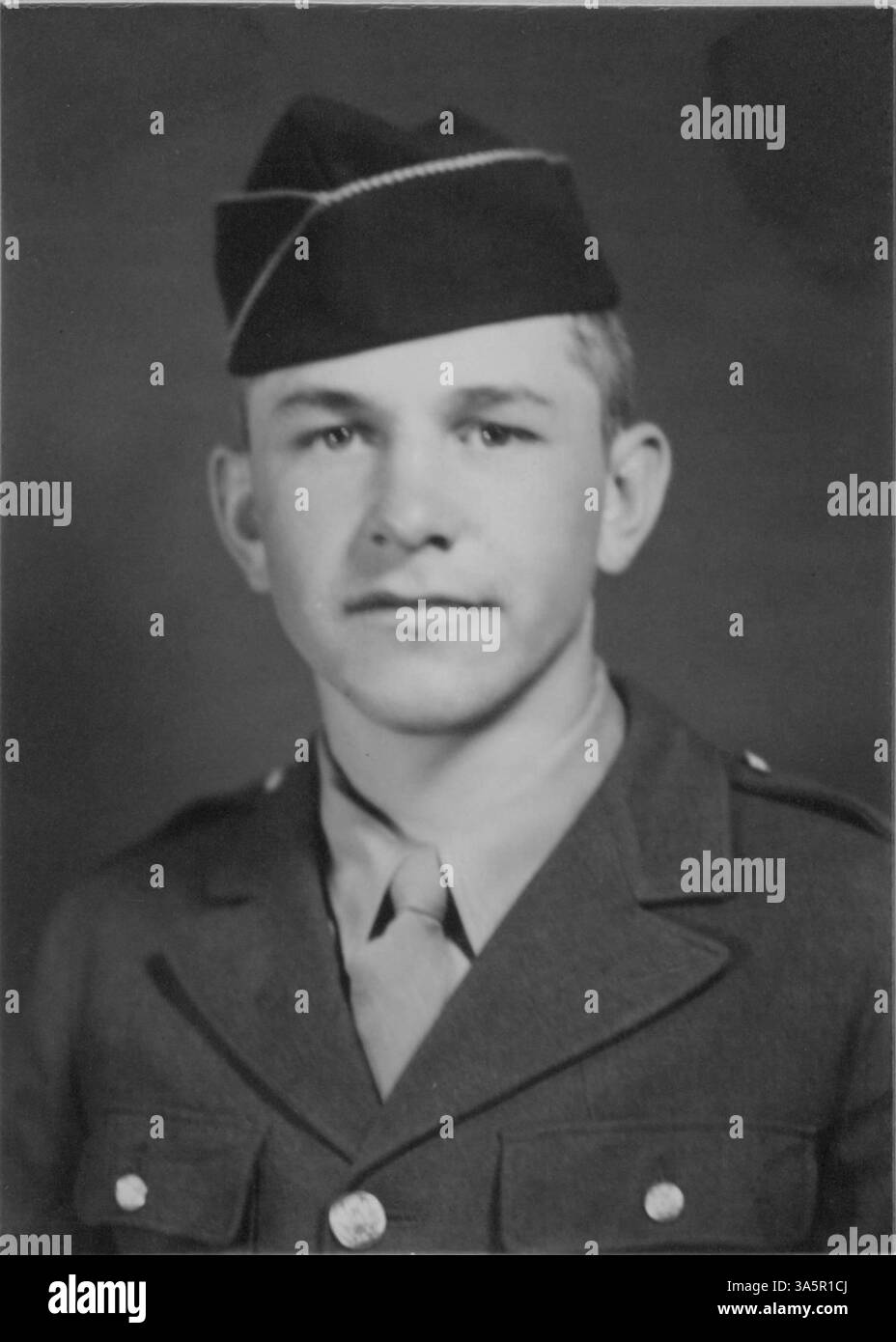 Howard C. Wigdahl, un soldato dell'esercito degli Stati Uniti, ha completato l'addestramento di base presso l'Anti-Aircraft Replacement Training Center di Fort Bliss, Texas. Foto Stock