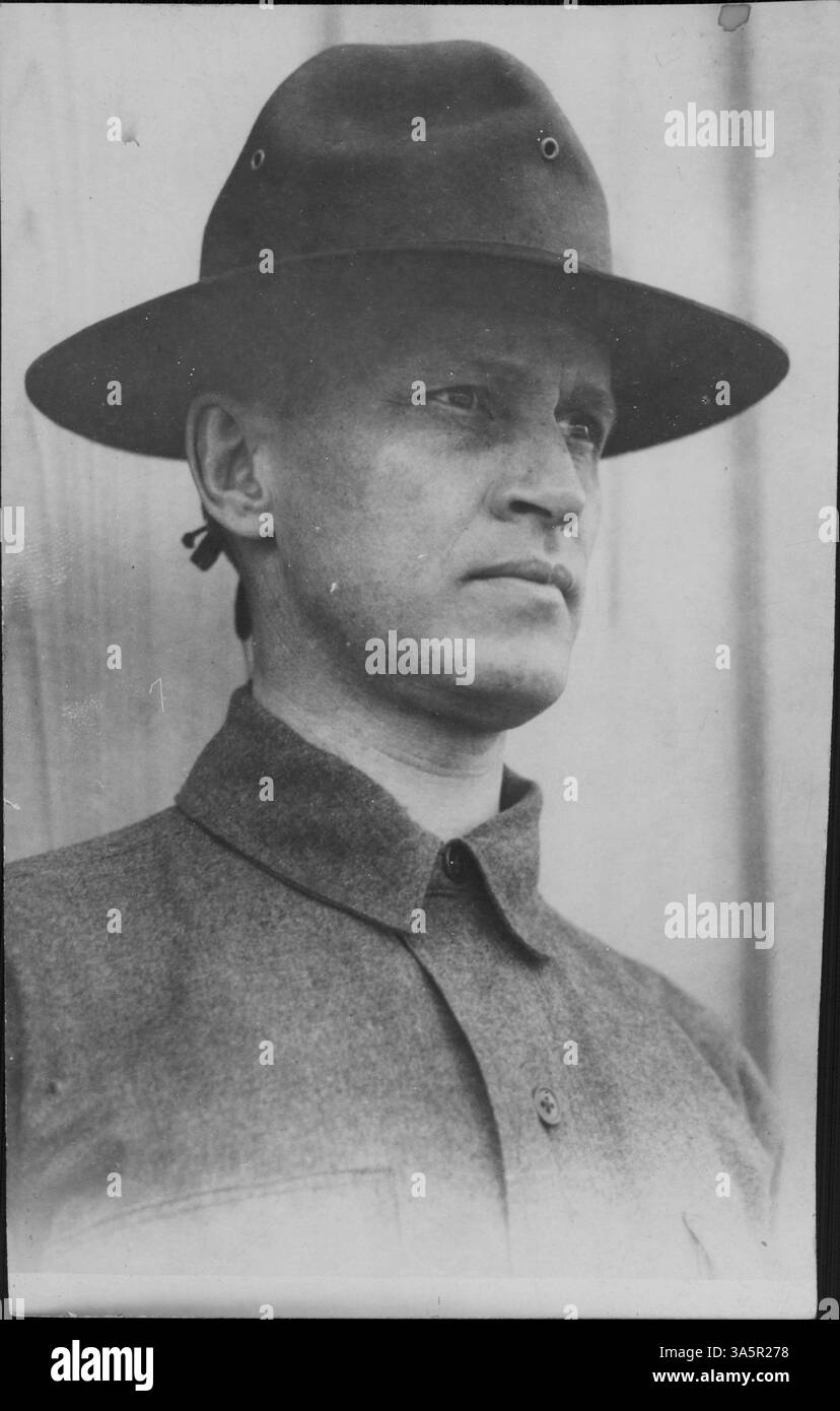 Il capitano E. J. D. Larson, ex redattore del Minneapolis Tribune, servì come ufficiale senior per la 88esima divisione. Foto Stock