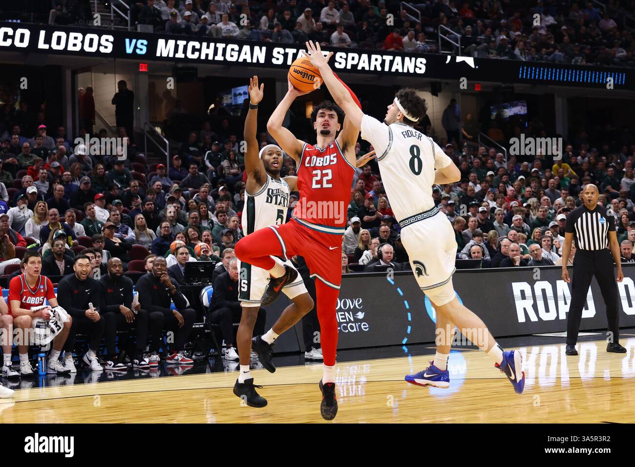 Cleveland, Ohio, Stati Uniti. 23 marzo 2025. L'attaccante dei New Mexico Lobos Mustapha Amzil (22) lancia la palla contro l'attaccante dei Michigan State Spartans Frankie Fidler (8) durante la seconda metà del torneo di pallacanestro maschile New Mexico vs Michigan State NCAA - South Region - 2nd Round alla Rocket Arena di Cleveland, Ohio. Brian Fisher/CSM (immagine di credito: © Brian Fisher/Cal Sport Media). Crediti: csm/Alamy Live News Foto Stock