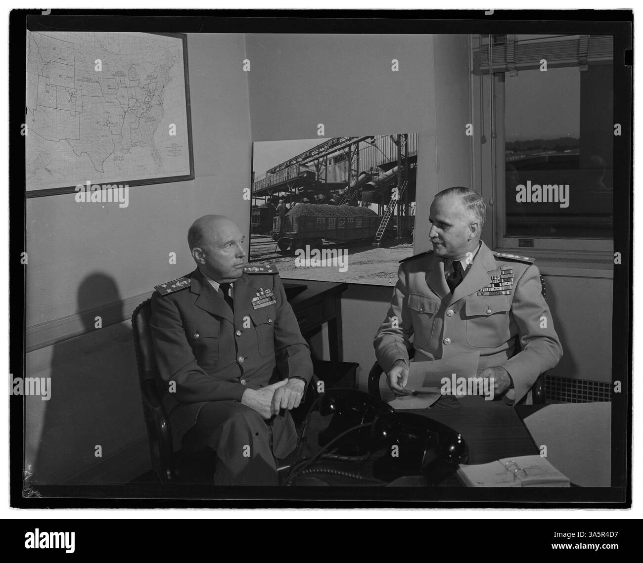 Una fotografia che mostra il contrammiraglio Joel T. Boone con il viceammiraglio Ross T. McIntire, probabilmente scattata durante il loro servizio. Foto Stock