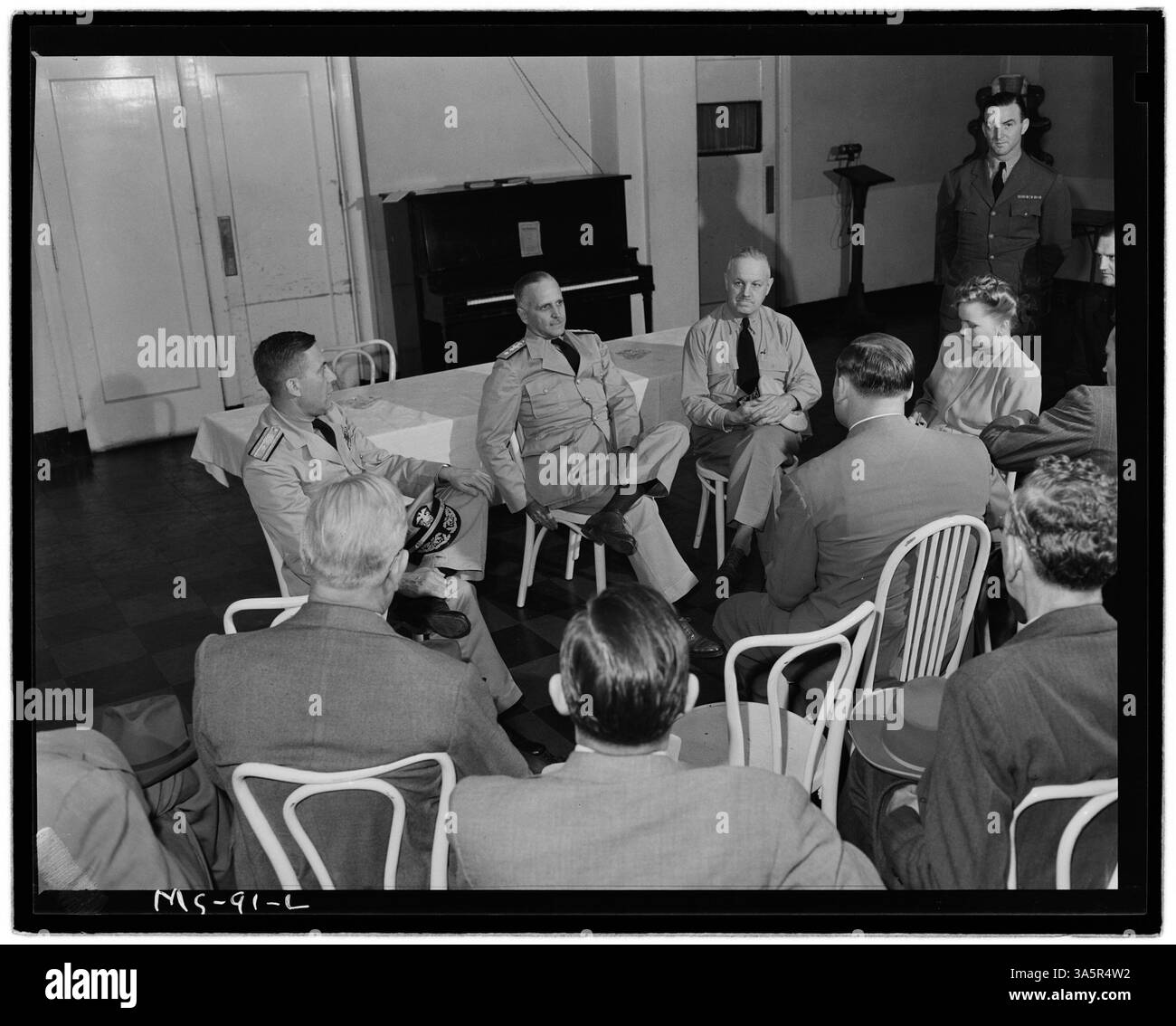 Il contrammiraglio Joel T. Boone e il suo staff tennero una conferenza stampa a Morgantown, Virginia Occidentale, discutendo di questioni militari. Foto Stock
