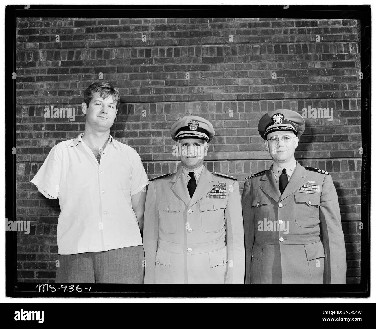 Maurice Britt, il contrammiraglio Joel T. Boone e il comandante John H. Balch, tre vincitori della Medaglia d'Onore del Congresso, sono fotografati a Fort Smith, Arkansas. Sono stati riconosciuti per i loro atti di valore durante diverse azioni militari. Foto Stock