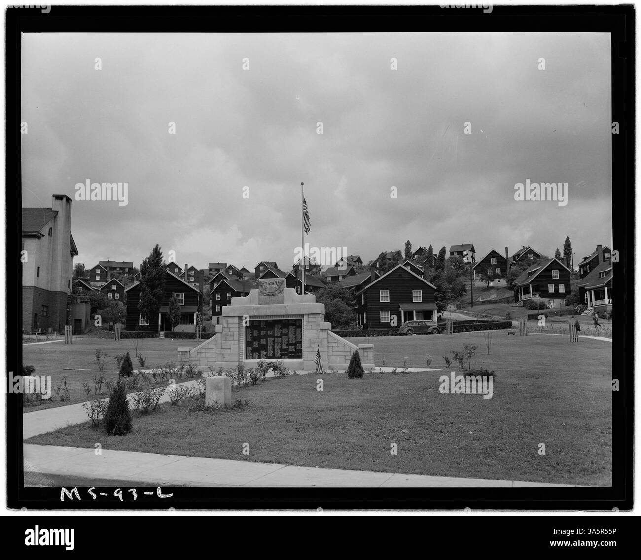 La Buckeye Coal Company di Nemacolin, contea di Greene, Pennsylvania, ospita un monumento dedicato ai veterani della seconda guerra mondiale e un progetto immobiliare aziendale. Questo sito storico riflette i contributi dell'azienda durante la guerra e le abitazioni della comunità costruite per i suoi lavoratori. Foto Stock