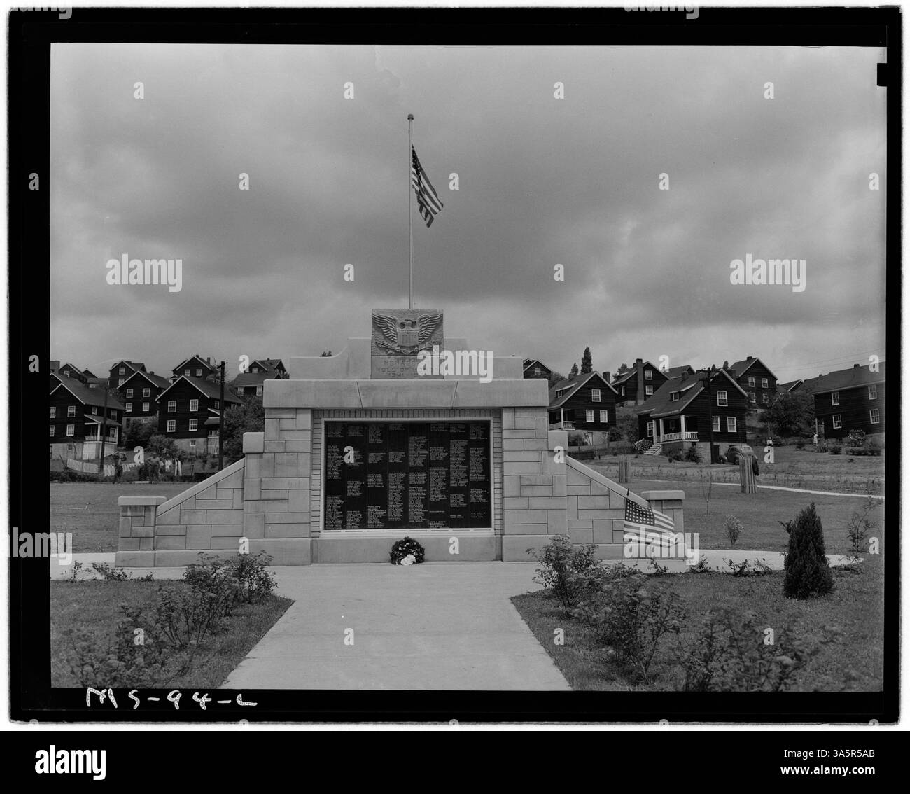 Un monumento in onore dei morti della seconda guerra mondiale si trova vicino al progetto di alloggi della Buckeye Coal Company Nemacolin Mine nella contea di Greene, Pennsylvania. Foto Stock