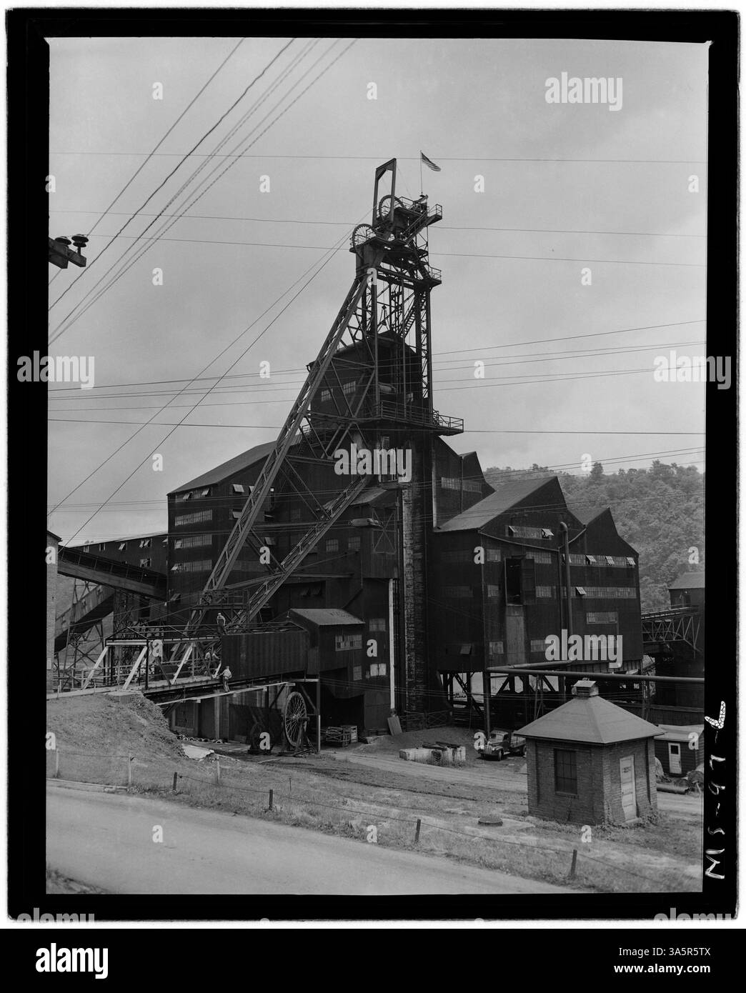 Questa immagine mostra la marea presso la miniera Nemacolin della Buckeye Coal Company nella contea di Greene, Pennsylvania, un componente chiave nelle operazioni di estrazione del carbone per la selezione e il caricamento del carbone. Foto Stock