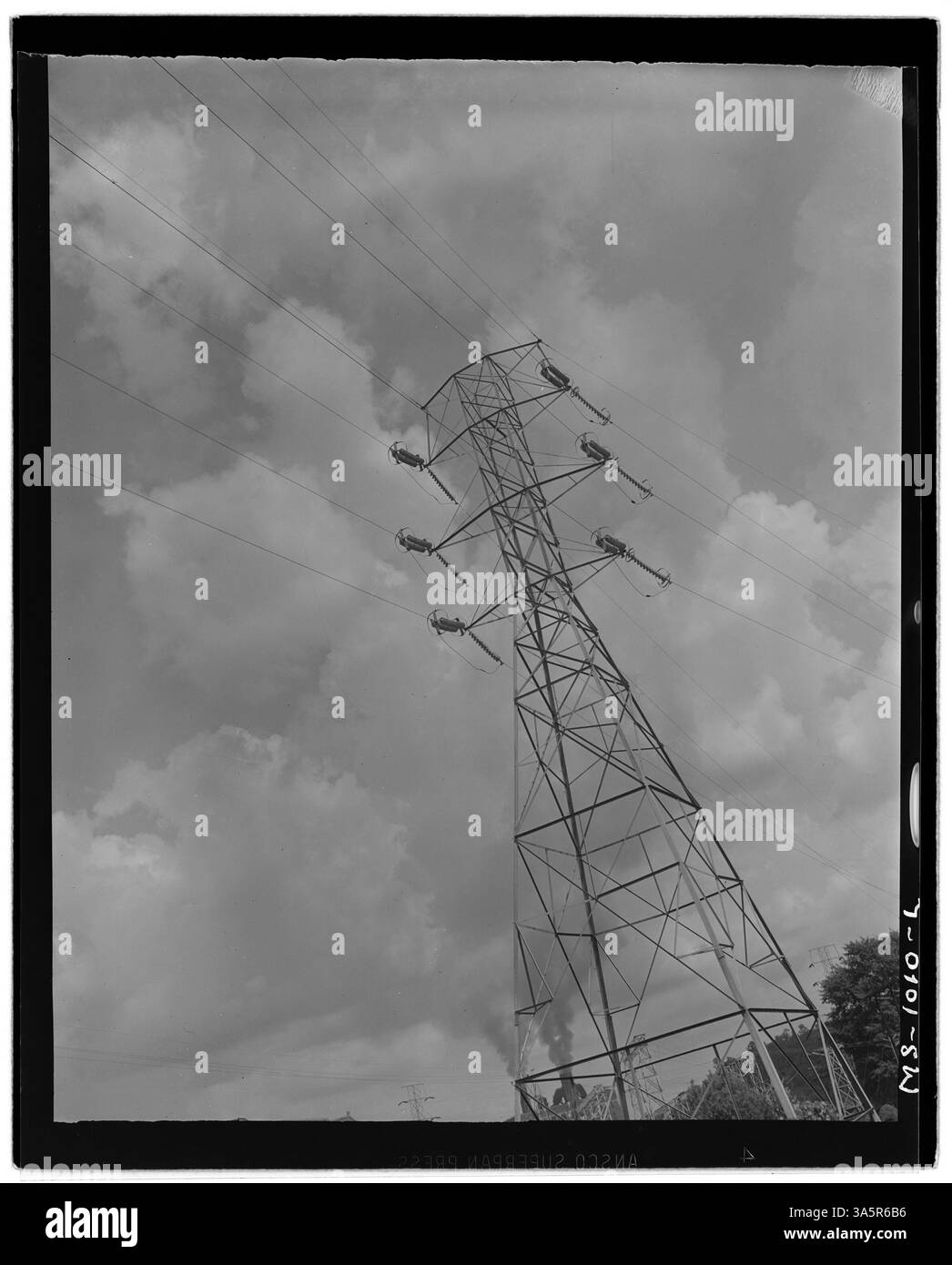 La torre della linea di trasmissione dell'energia presso la miniera di Gorgas della Alabama Power Company nella contea di Walker, Alabama, supporta l'infrastruttura elettrica essenziale per le operazioni minerarie. L'immagine del 1946 mostra la torre come parte del sistema di alimentazione dell'energia. Foto Stock
