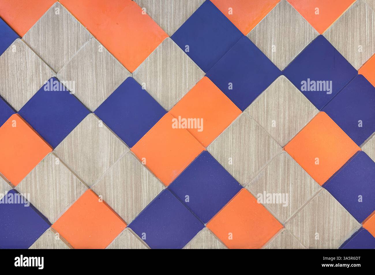 Primo piano serie di forme a rombo con finitura in legno, blu e arancione. Vibrazioni vivaci e audaci, adatte per pannelli a parete e finiture. Seaml Foto Stock