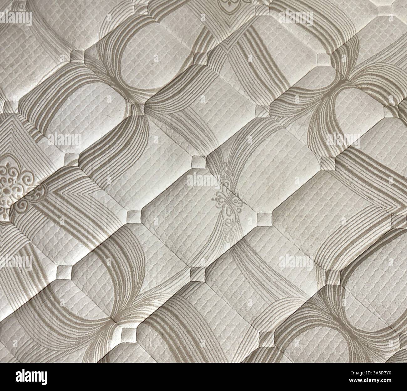 Primo piano di lenzuola bianche e marroni con texture 3d a forma di diamante. Adatto per biancheria da letto, rivestimento, carta da parati o tappezzeria. Senza interruzioni Foto Stock