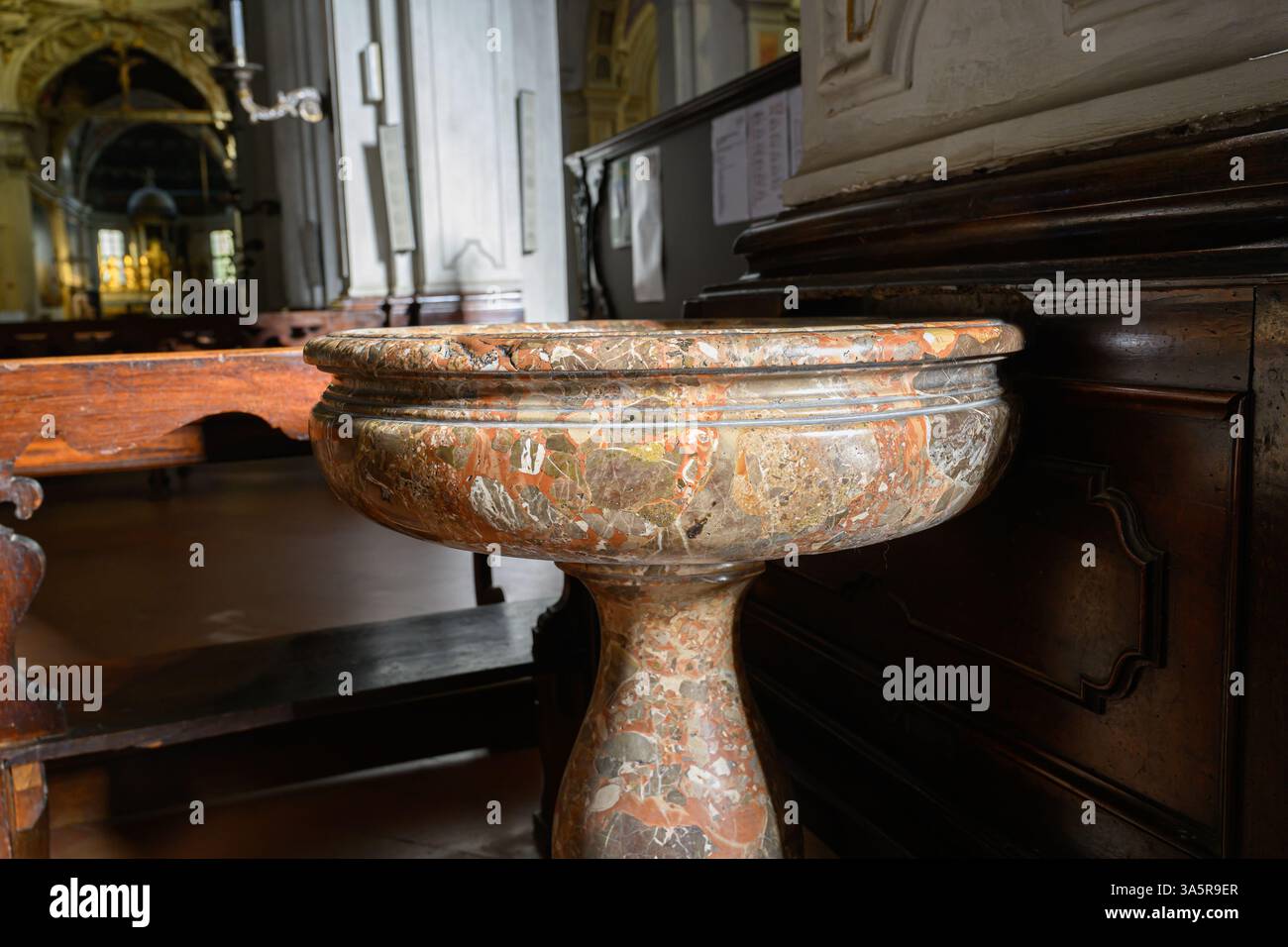 Bacino di acqua Santa all'interno della Chiesa Parrocchiale di San Marco – Milano, Italia – 4 marzo 2025 Foto Stock