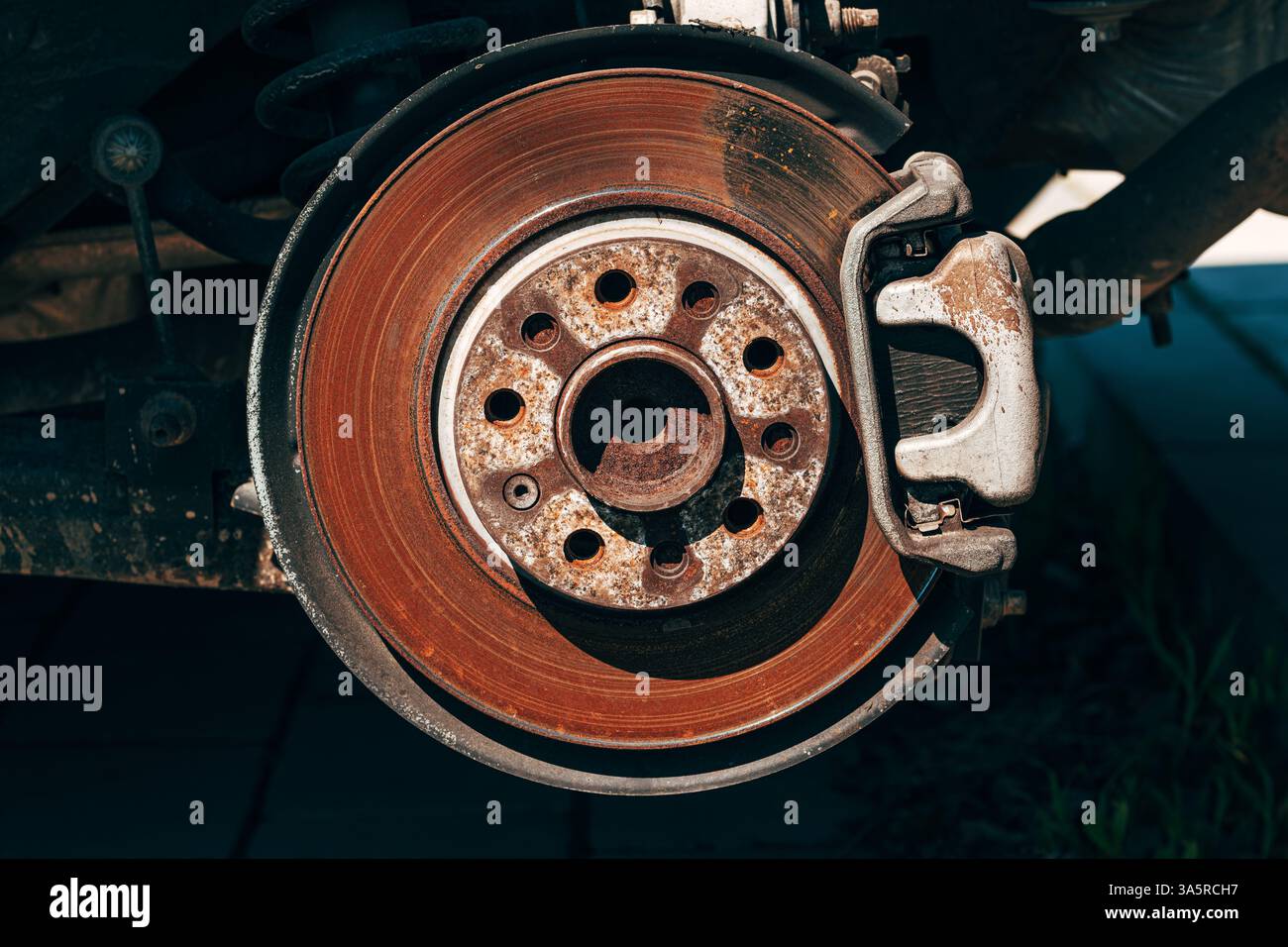 Vecchio disco del freno per auto Rusty, concentrazione selettiva Foto Stock