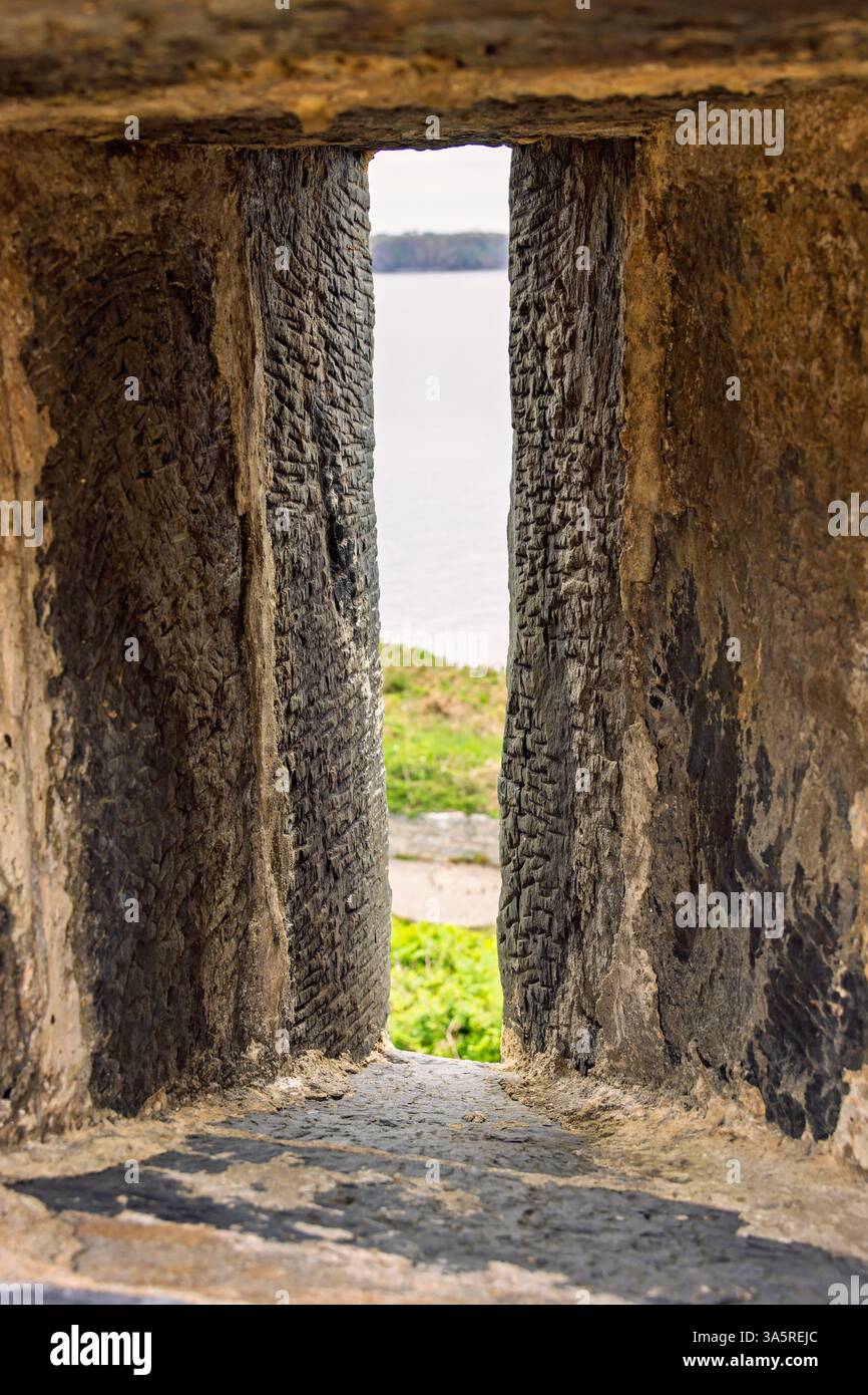 Stretto buco della pistola in una vecchia fortezza Foto Stock