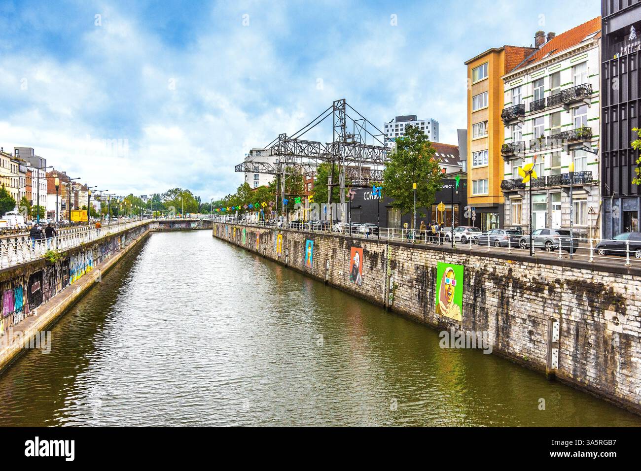 Guardando verso ovest lungo il canale di Bruxelles da un ponte stradale in Rue de Witte de Haelen con il Quai des Charbonnages sulla destra, Bruxelles, Belgio. Foto Stock