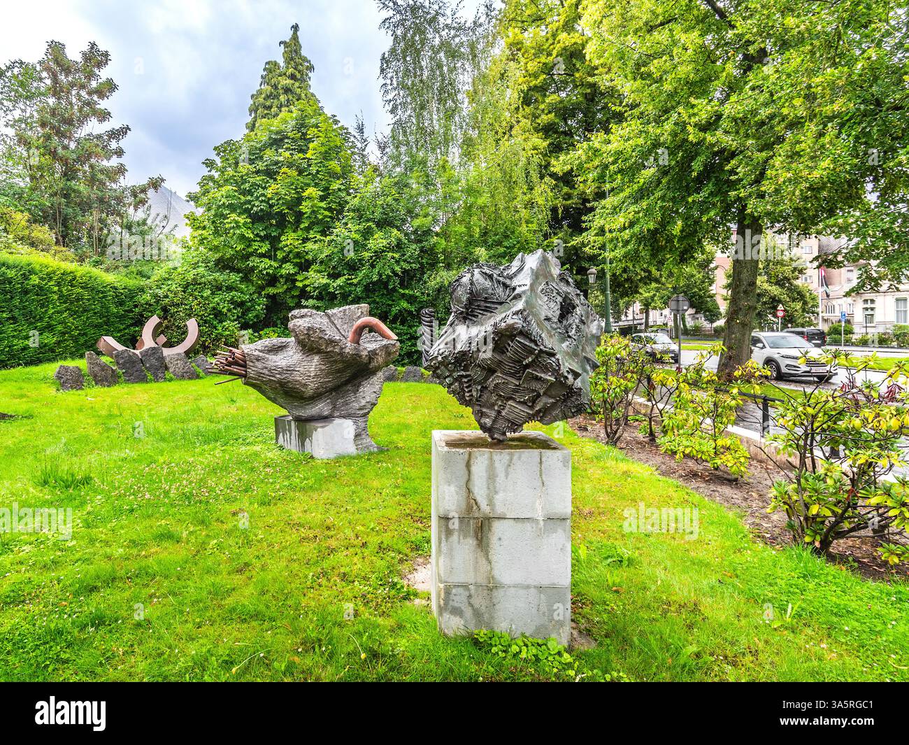Sculture in bronzo fuso nel giardino accanto a Villa Empain, Avenue Franklin Roosevelt, Bruxelles, Belgio. Foto Stock