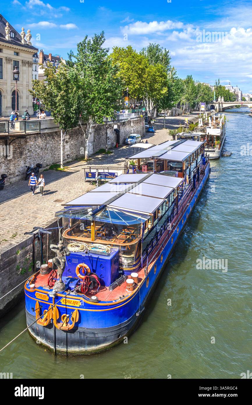 Ristorante galleggiante "le Caliphe" ormeggiato accanto al Pont des Arts sulla riva sinistra del fiume Senna, Parigi, Francia. Foto Stock