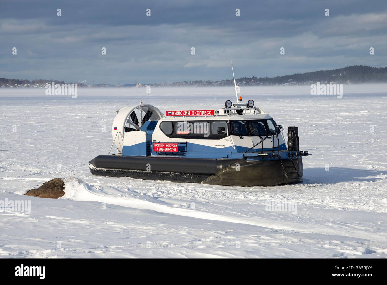 PETROZAVODSK, RUSSIA - 15 MARZO 2025: Nave turistica su cuscino aereo "Kizhsky Express". Petrozavodsk Foto Stock