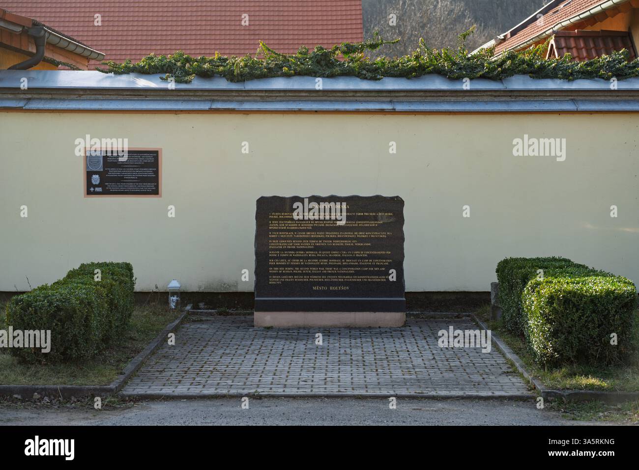 Memoriale per la liberazione dei detenuti dei campi di concentramento nazisti da parte della Brigata polacca delle montagne della Santa Croce nella città di Holýšov, Cechia. Foto Stock