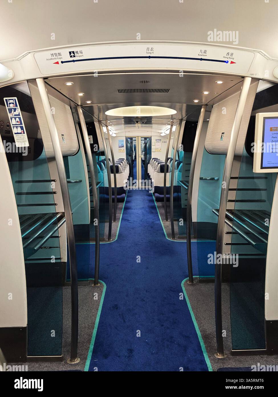 Il moderno treno Airport Express che collega Hong Kong e Kowloon all'aeroporto. Foto Stock