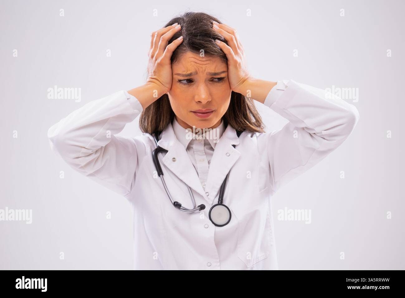 Studio ha scattato un ritratto di un medico ansioso che è esausto. Foto Stock