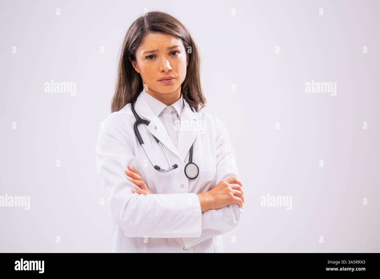 Studio ha scattato un ritratto di una dottoressa triste, stanca e sovraccarica di lavoro. Foto Stock