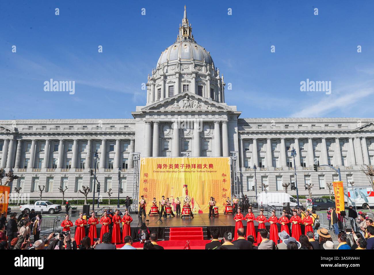 San Francisco, Stati Uniti. 23 marzo 2025. La gente partecipa alla decima edizione della Overseas Worship Ceremony for Yellow Emperor a San Francisco, negli Stati Uniti, 23 marzo 2025. L'evento si è tenuto qui domenica. L'imperatore giallo, noto anche come Huangdi, era il leggendario antenato comune della nazione cinese. Crediti: Dong Xudong/Xinhua/Alamy Live News Foto Stock