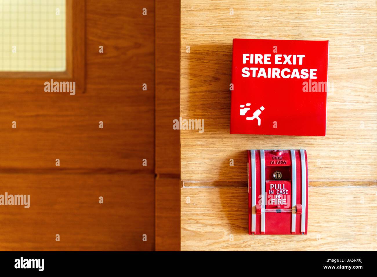 Dispositivo di allarme antincendio installato sul muro dell'edificio, premere il pulsante per attivare il suono in caso di incendio di emergenza. Attrezzatura di sicurezza foto dell'oggetto, primo piano. Foto Stock