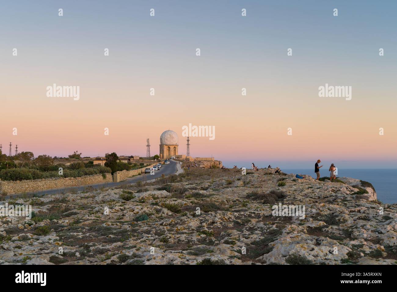 Cupola radar alle scogliere di Dingli durante il tramonto, Malta. Foto Stock