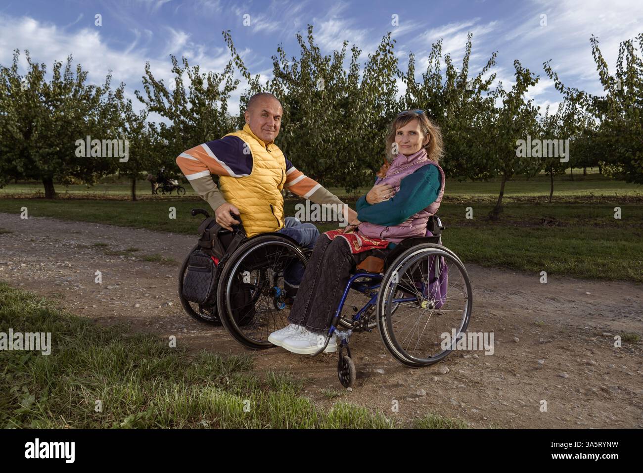 La famiglia con un figlio adolescente cammina nel frutteto Foto Stock