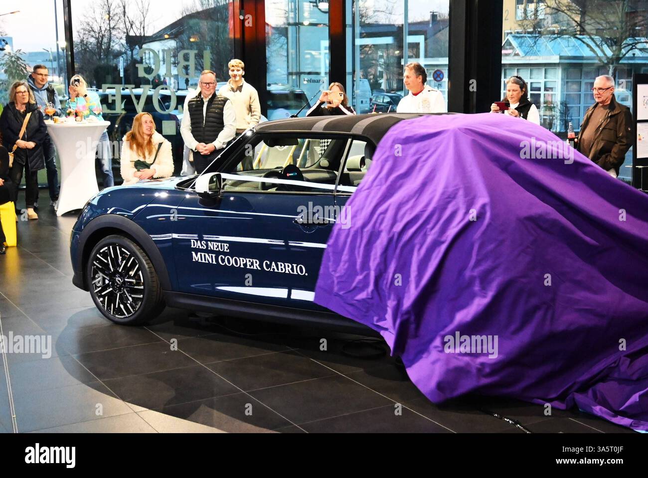 Fahrzeug - Enthüllung, Präsentation bei Mini vom neuen Cabrio a Ratisbona. Die vierte Generation des MINI Cooper Cabrio - Made in Oxford - präsentiert sich mit einem komplett neuen Innen- und Aussendesign, sowie einem modernen, digitalen Erlebnis. Mini ist eine Anfang 2001 unter Federführung der BMW Group entwickelte Automarke als Neuauflage des englischen Kleinwagens Mini von Alec Issigonis *** presentazione del veicolo alla Mini della nuova cabriolet di Ratisbona la quarta generazione della MINI Cooper Convertible Made in Oxford si presenta con interni ed esterni completamente nuovi Foto Stock