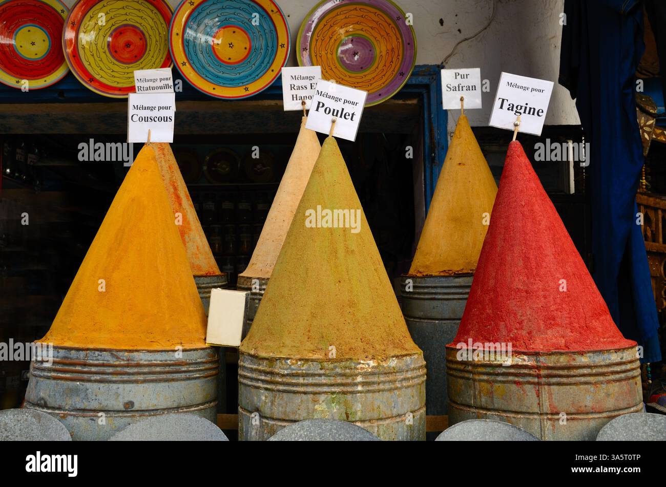 Colorate pile di spezie in polvere nel mercato marocchino delle spezie nella medina di FES, Marocco Foto Stock