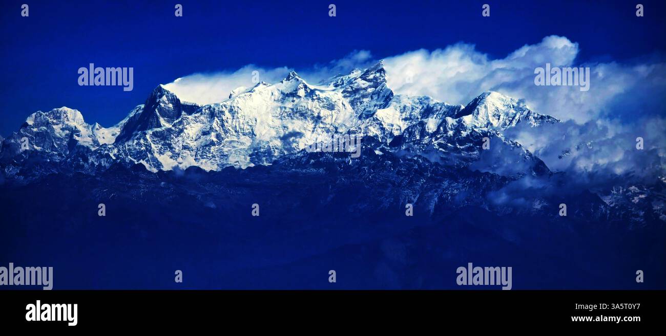 Una vista della catena montuosa del Mansalu nell'Himalaya, Nepal. - Immagine stock catturata con smartphone