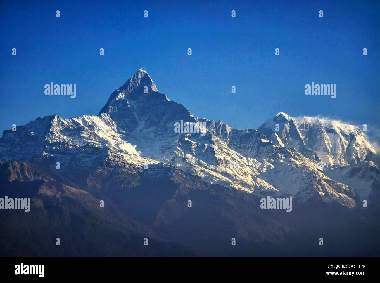 Il Machapuchare (montagna della coda di pesce) vicino a Pokhara, Nepal. - Immagine stock catturata con smartphone