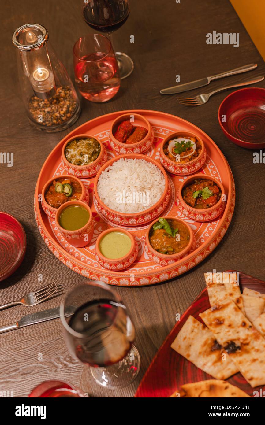 Autentico thali indiano: Una festa culinaria Foto Stock
