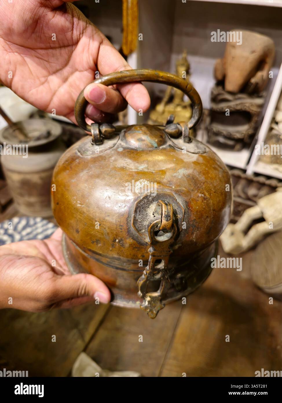 Una tradizionale scatola chapati esposta in un negozio di antiquariato nel quartiere Thamel a Kathmandu, Nepal. Foto Stock
