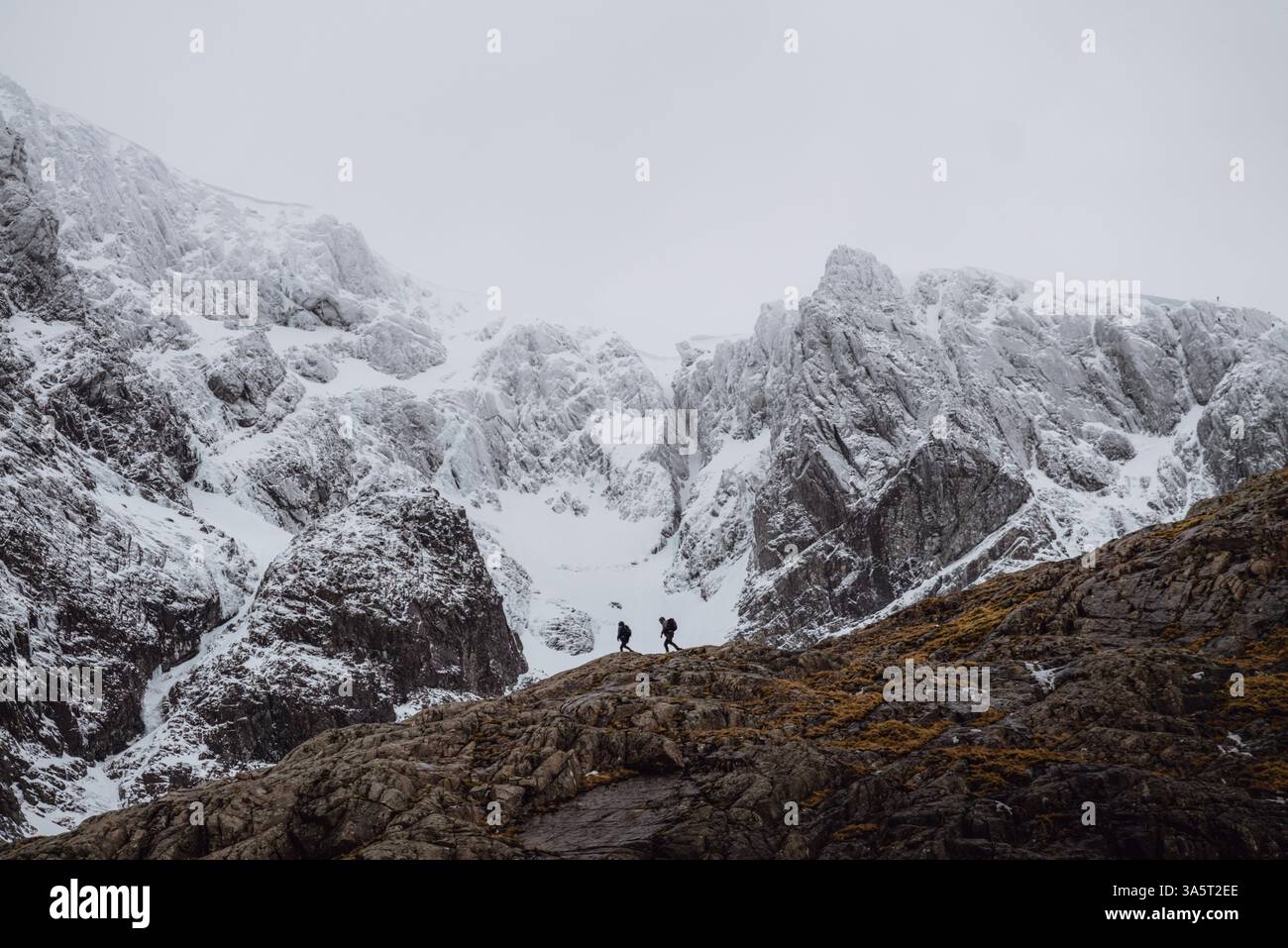 Coppia Winter Hill camminando attraverso la catena montuosa Ben Nevis in Scozia Foto Stock