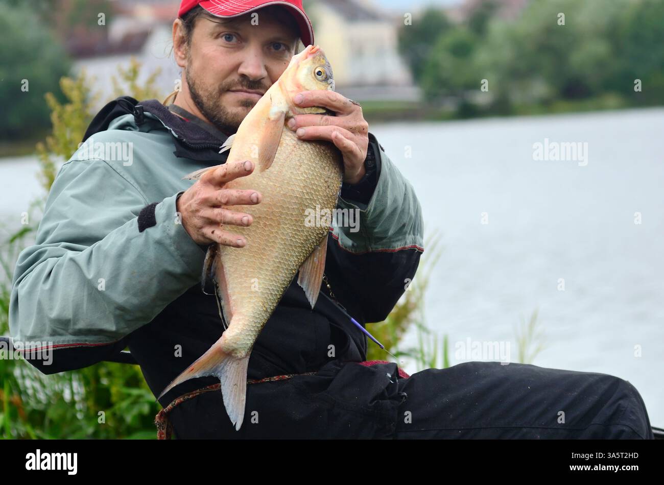 Fisherman con l'orata grossa in braccio Foto Stock