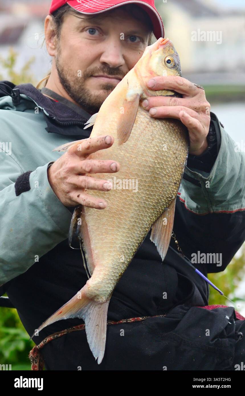 Fisherman con l'orata grossa in braccio Foto Stock