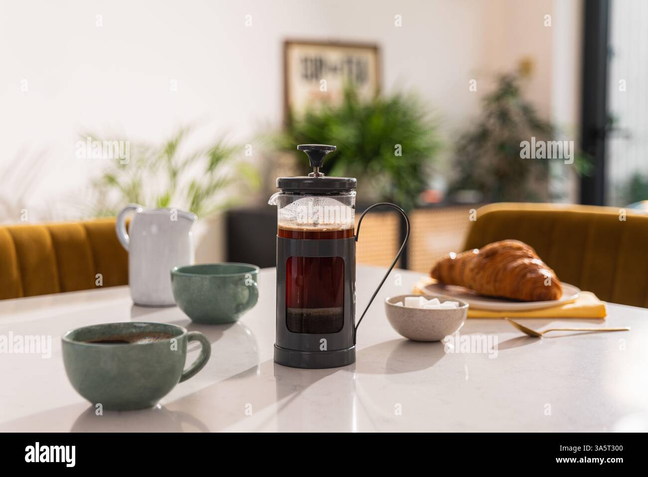 French Press Cafetiere e Croissant al mattino Foto Stock