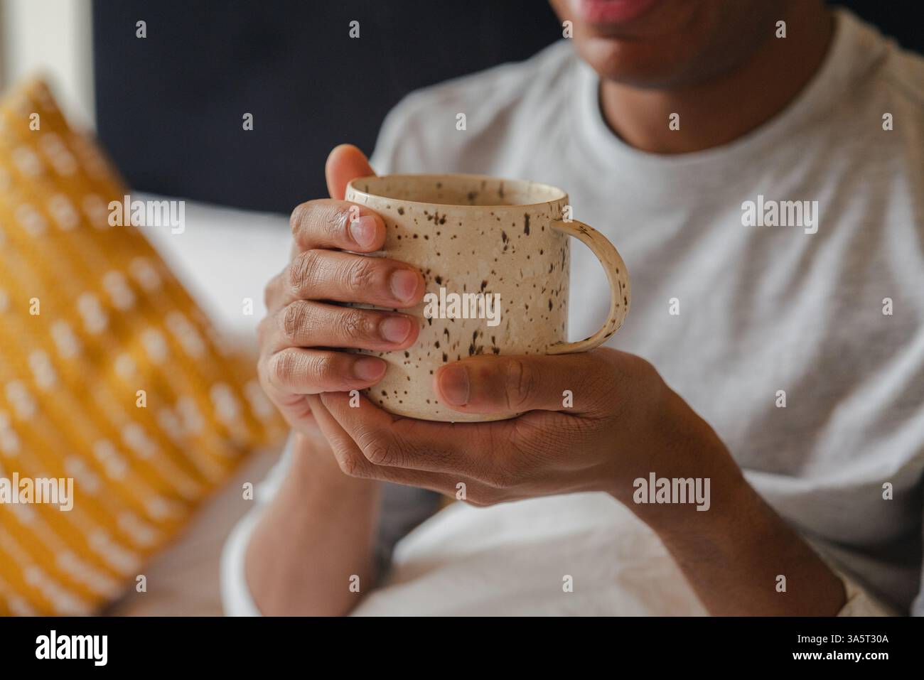 Colazione accogliente a letto: Un momento perfetto per la mattina Foto Stock