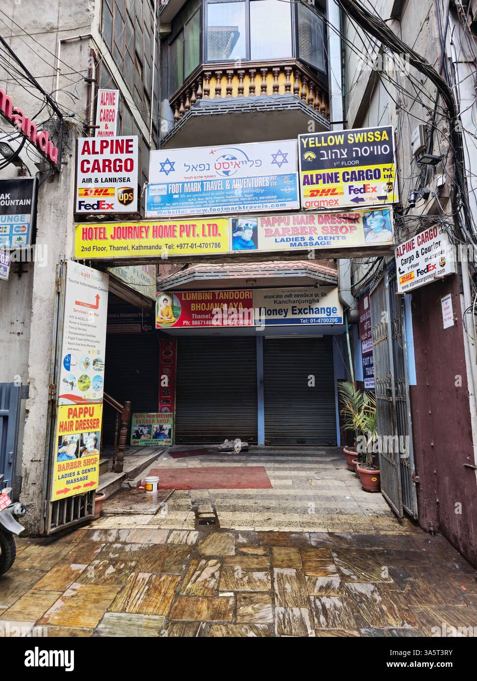 Segnali per le compagnie di viaggio israeliane nel quartiere Thamel a Kathmandu, Nepal. - Immagine stock catturata con smartphone