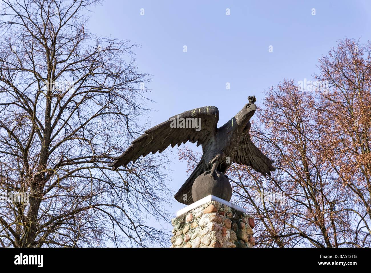 Monumento dell'Aquila Bianca del 1982 in commemorazione dell'istituzione dell'ordine dell'Aquila Bianca - Tykocin, Polonia. Foto Stock